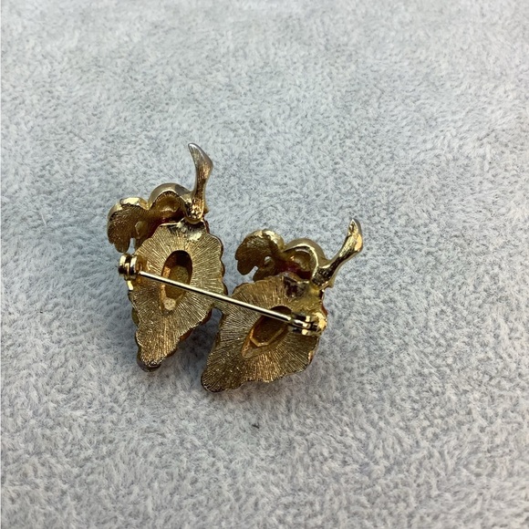 Vintage Art Glass Frosted Grapes brooch - Picture 3 of 6